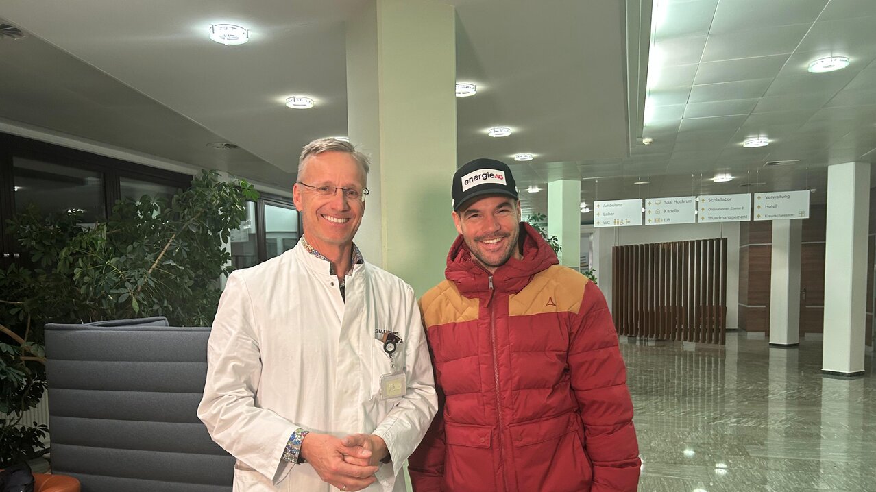 Dr. Christian Hoser und Vincent Kriechmayr in der Privatklinik Hochrum | © Ski Austria