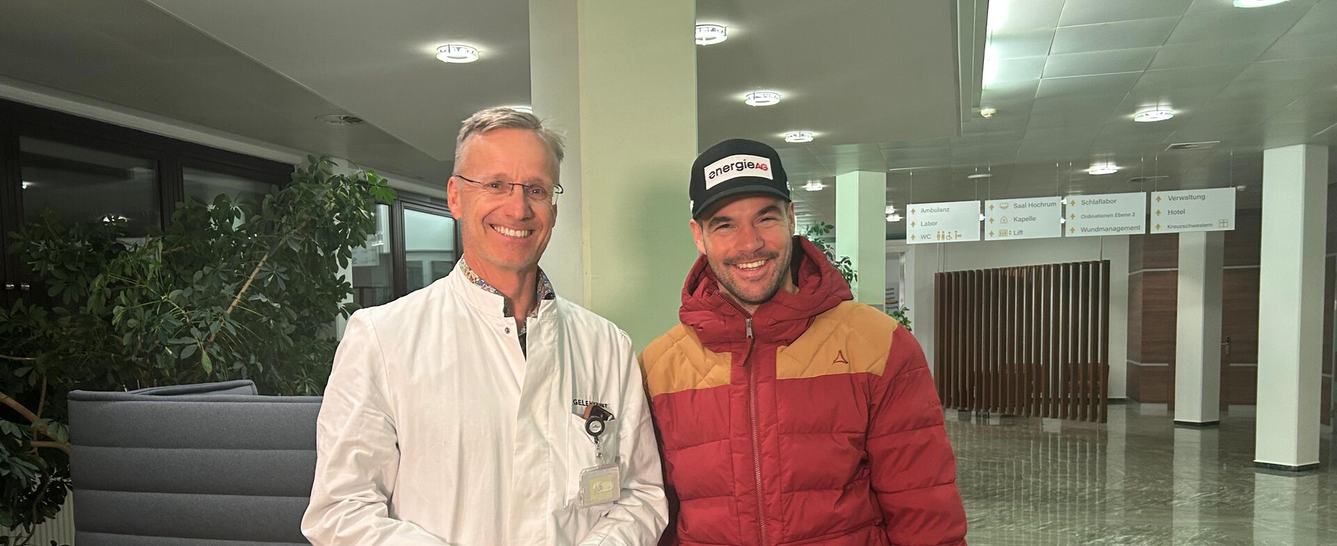 Dr. Christian Hoser und Vincent Kriechmayr in der Privatklinik Hochrum | © Ski Austria