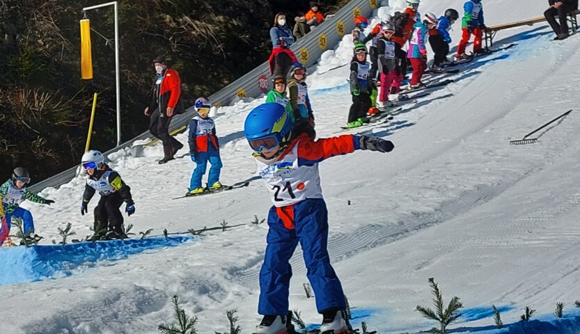 Kind springt über Sprungschanze | © Michael Grubinger/SkiAustria