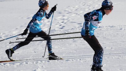 zwei junge Langläufer kämpfen um jeden Meter | © SkiAustria OOE