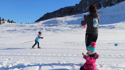 Kleine Langläuferin wird von Frau angefeuert | © SkiAustria OOE