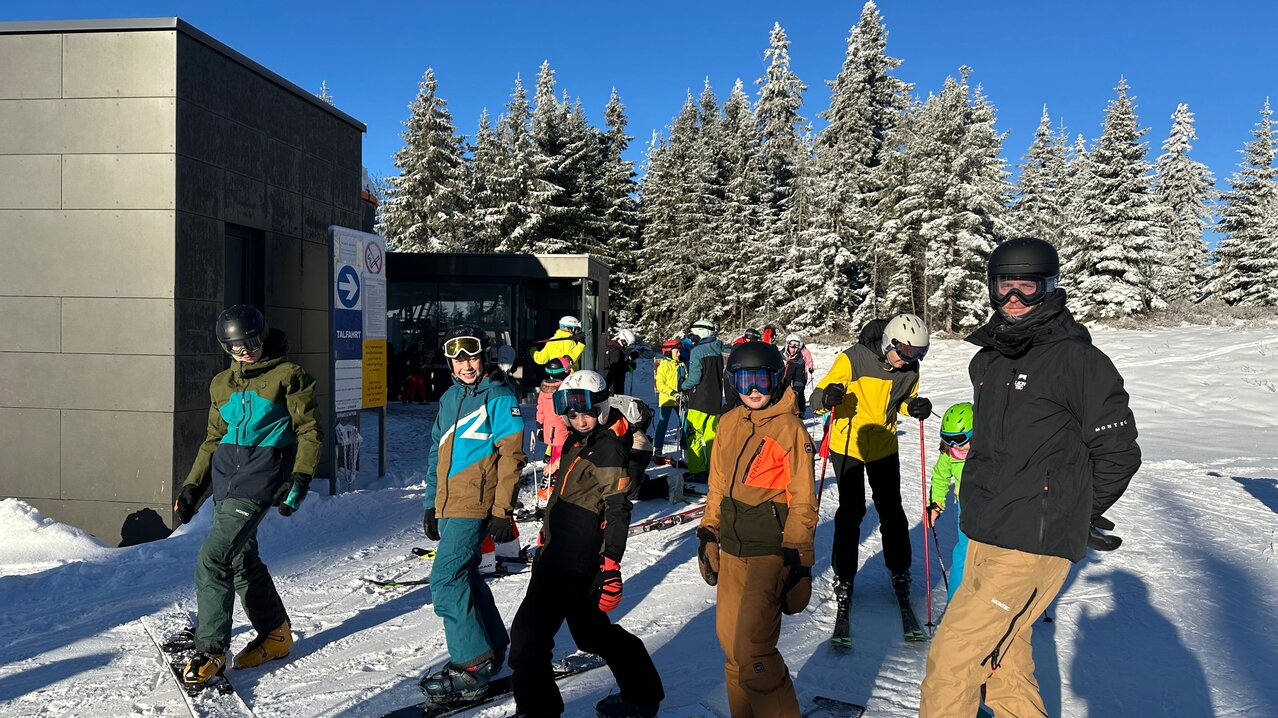 Snowboarder stehen vor der Bergstation | © SkiAustria OOE