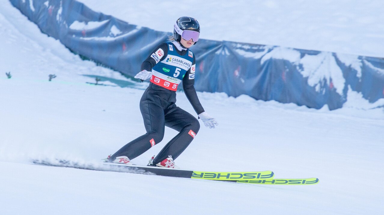 Kombiniererin Katharina Gruber schwingt ab | © SkiAustria/Derganc