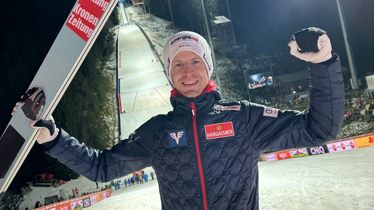 Skispringer Michael Hayböck jubelt über Platz 2. in Neustadt.  | © SkiAustria 