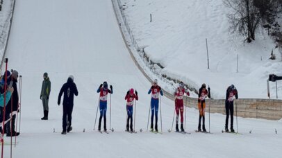 Start Langlauf im Hintergrund Schanze | © SkiAustria OOE