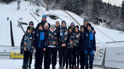 Gruppe vor der Schanze | © SkiAustria OOE